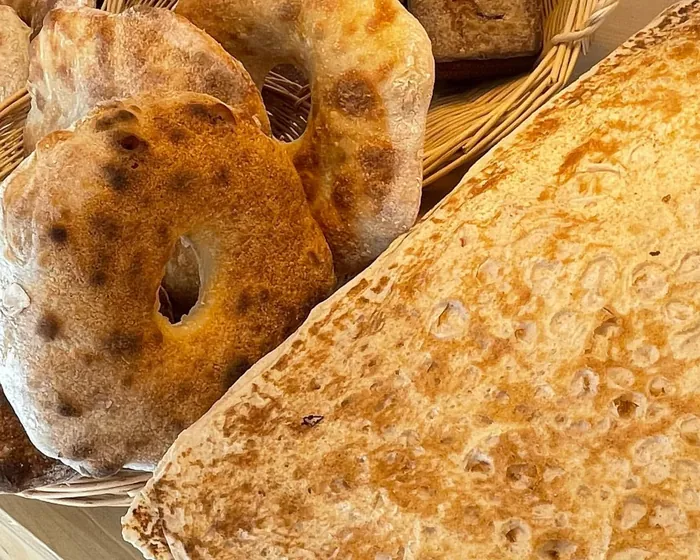 Du pain de la maison dans des corbeilles, lavash et pains ronds