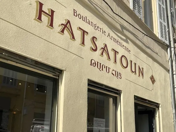 La devanture de Hatsatoun, 29 rue Saint-Bazile, et son enseigne peinte